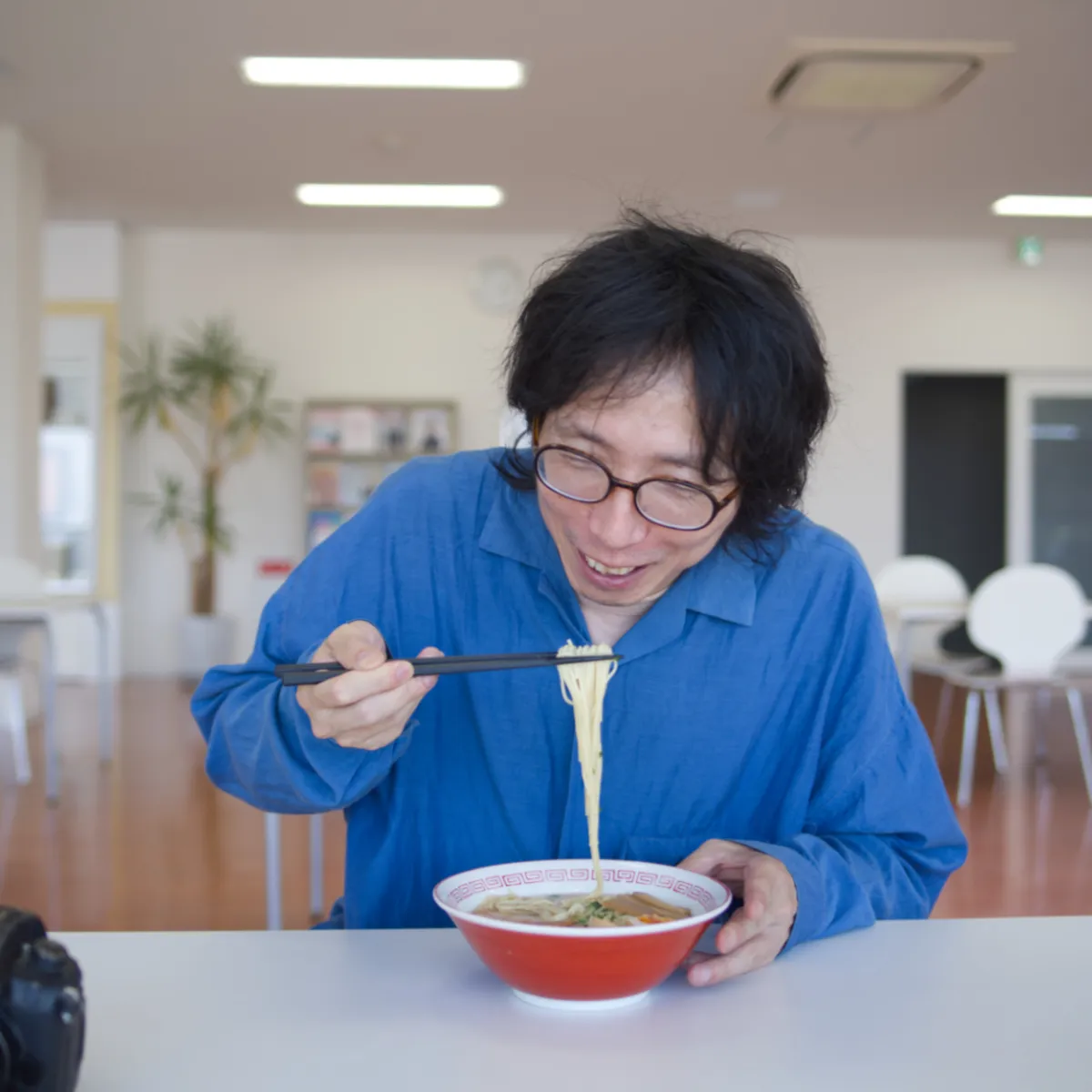 ライター大北栄人が棒ラーメンを試食する