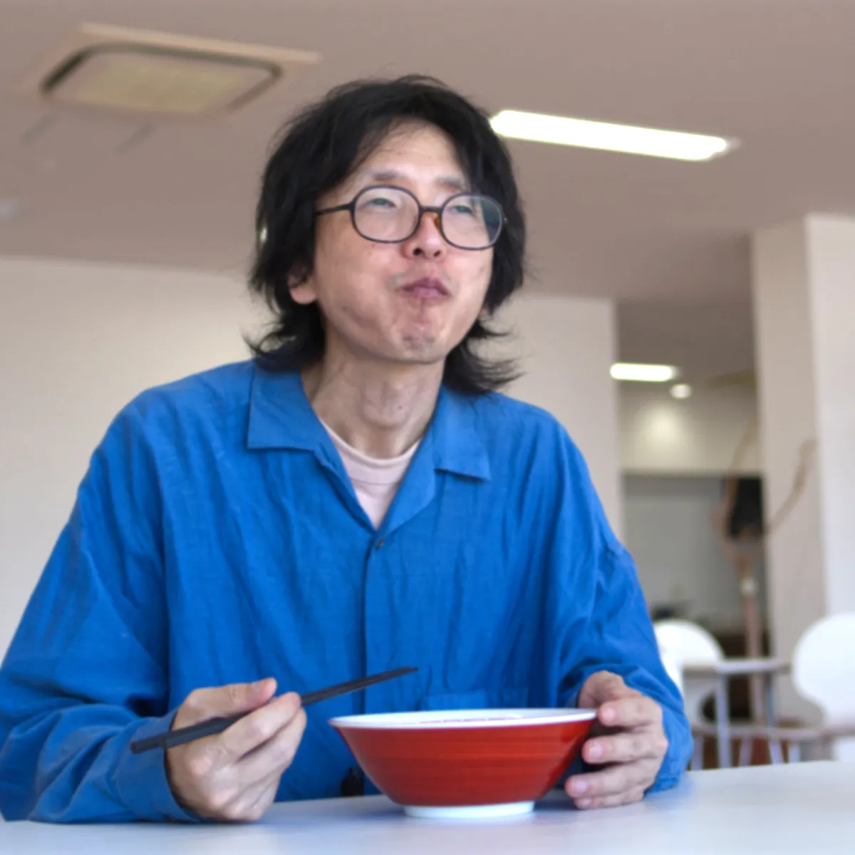 ライター大北栄人が棒ラーメンを食べて満足気