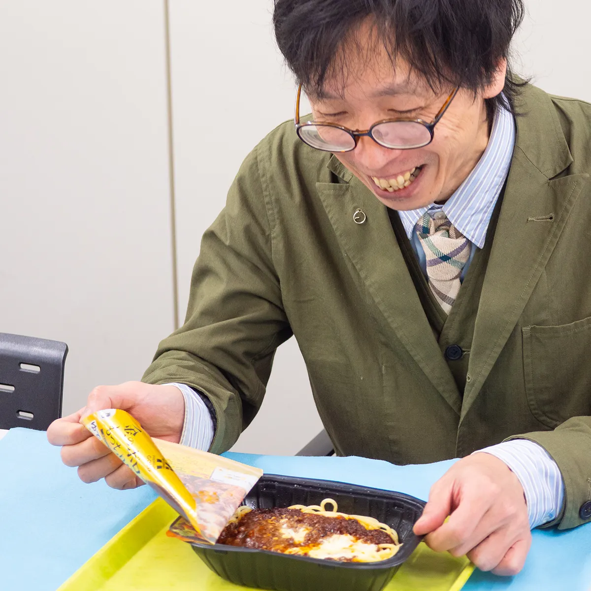 温められた金のボロネーゼを開封する様子