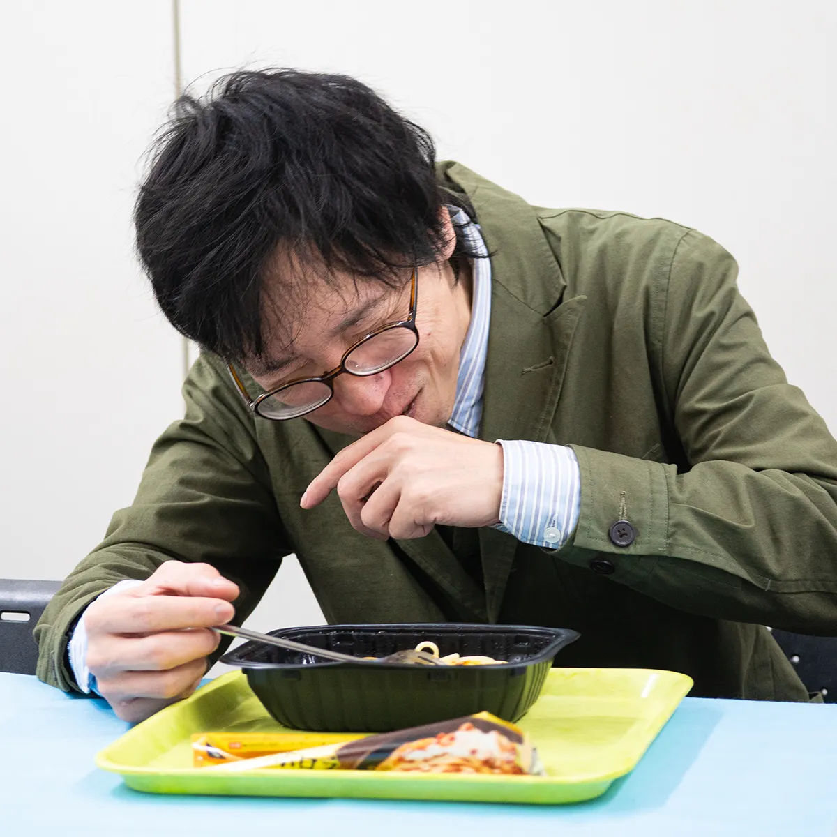 うまそうに食べるインタビュアーの大北