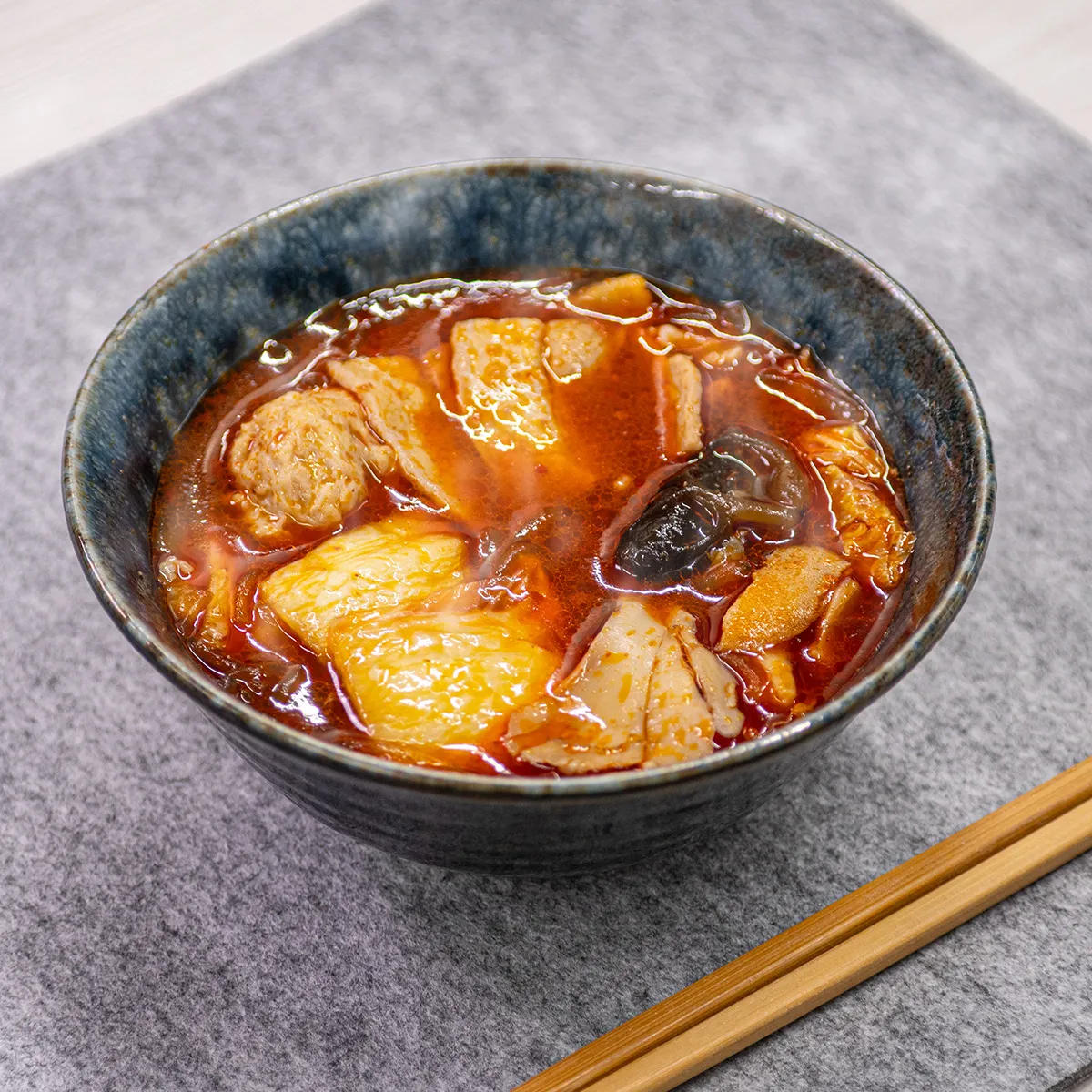 セブン-イレブン麻辣湯を器に盛る