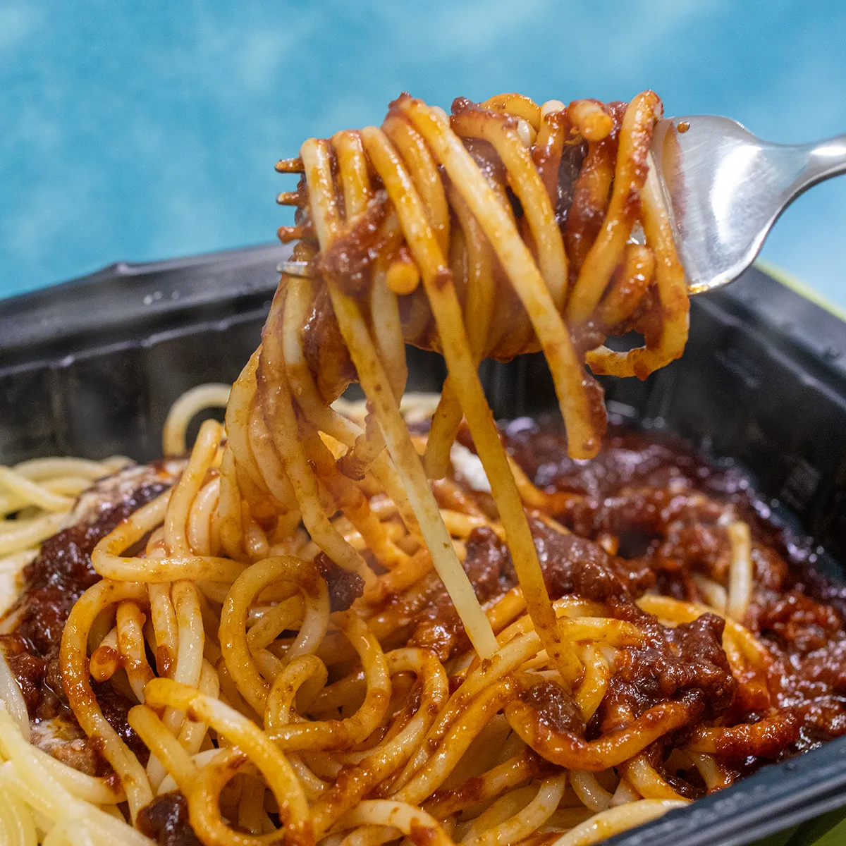 フォークで生パスタを持ち上げる様子