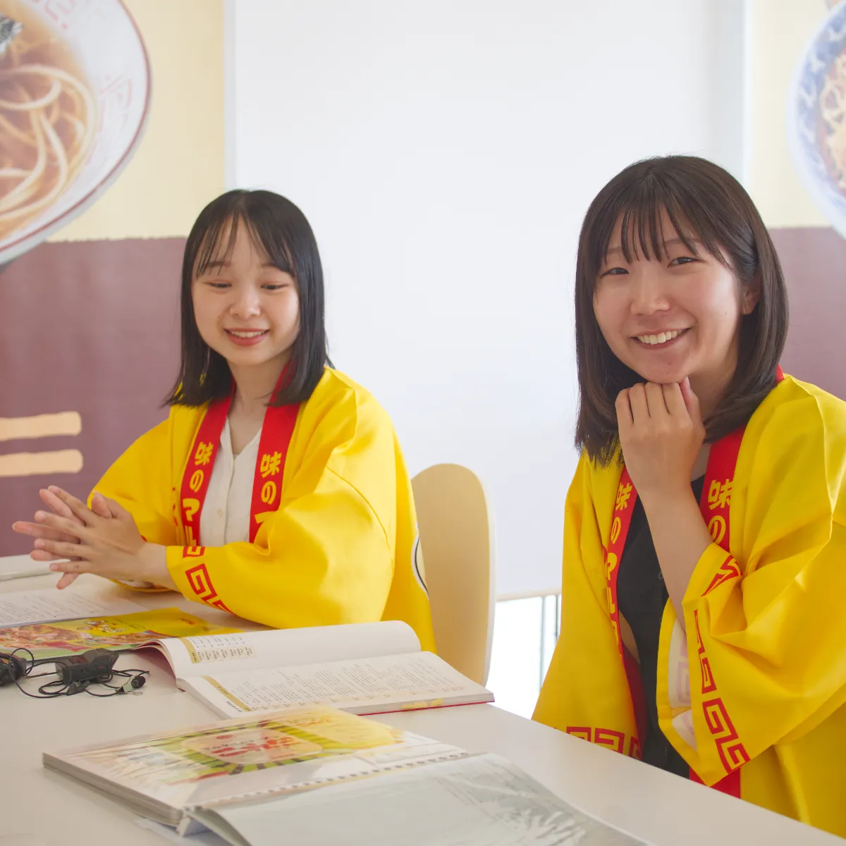 マルタイのマーケティンググループ谷山さん（左）と大山（右）