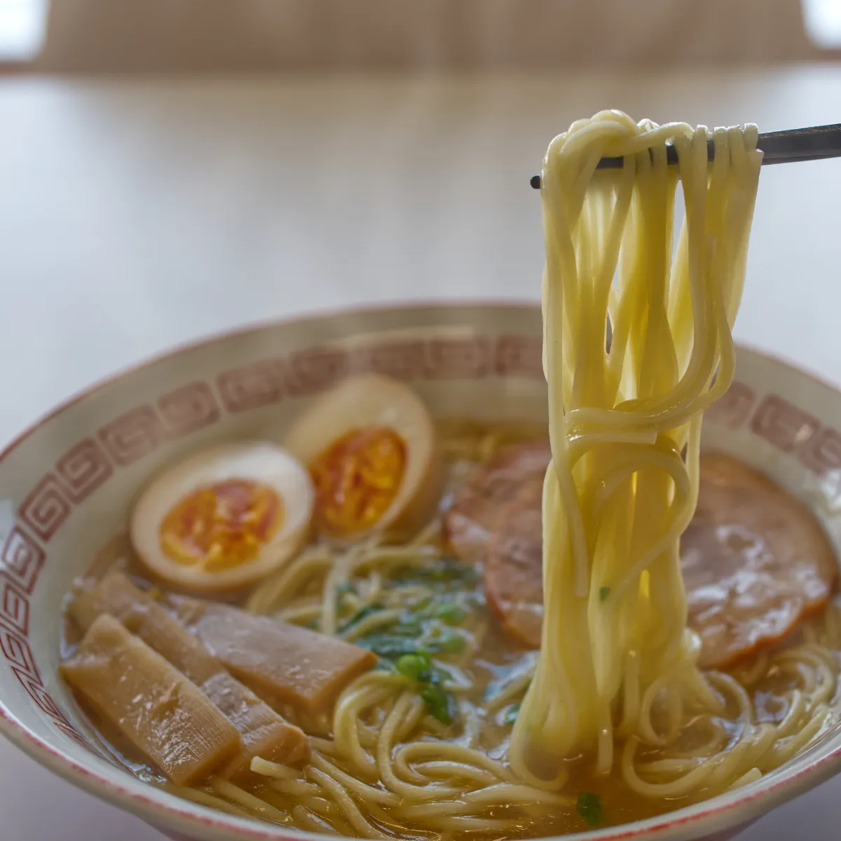 マルタイ棒ラーメン麺を持ち上げる