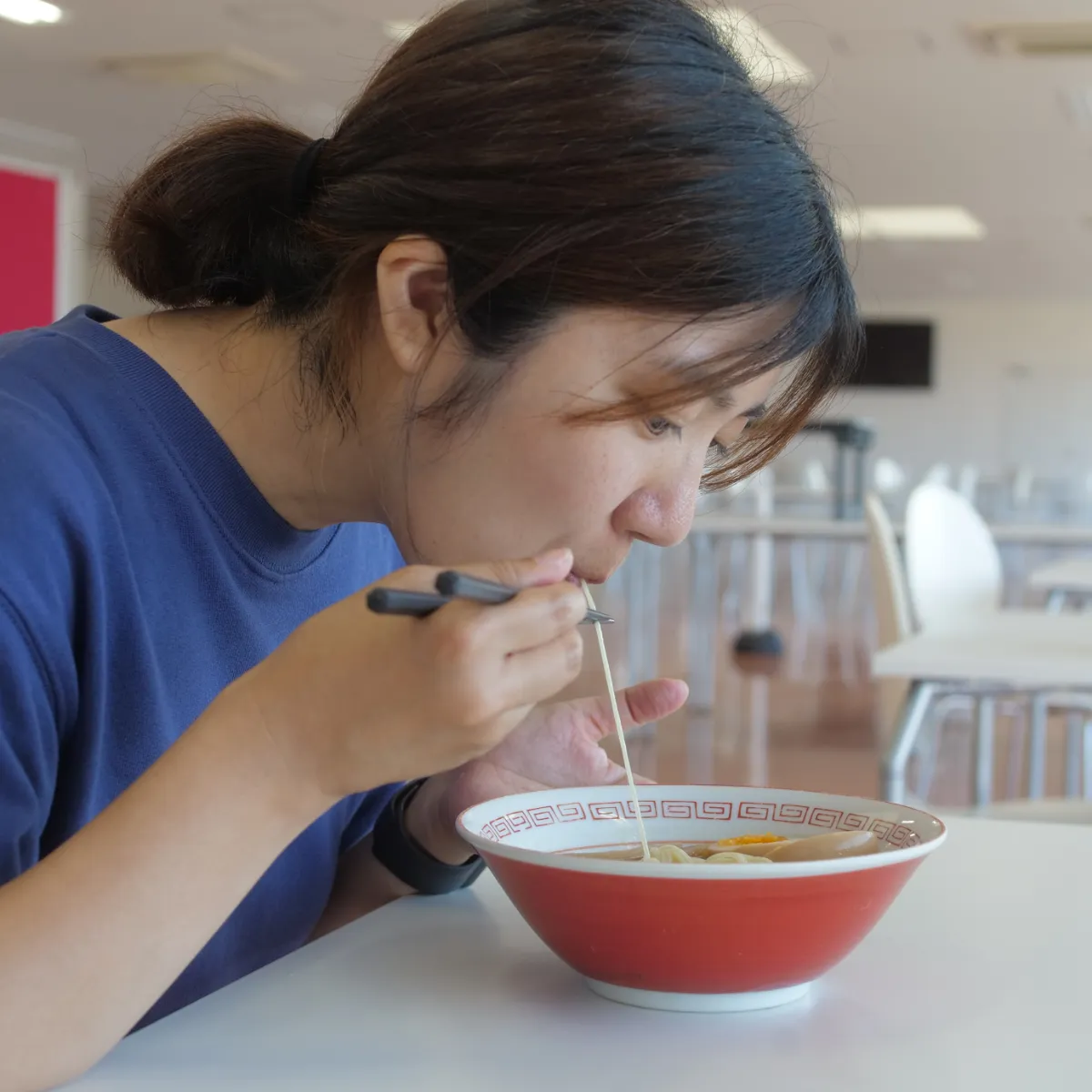 マルタイ棒ラーメンを食べるライター山本千尋