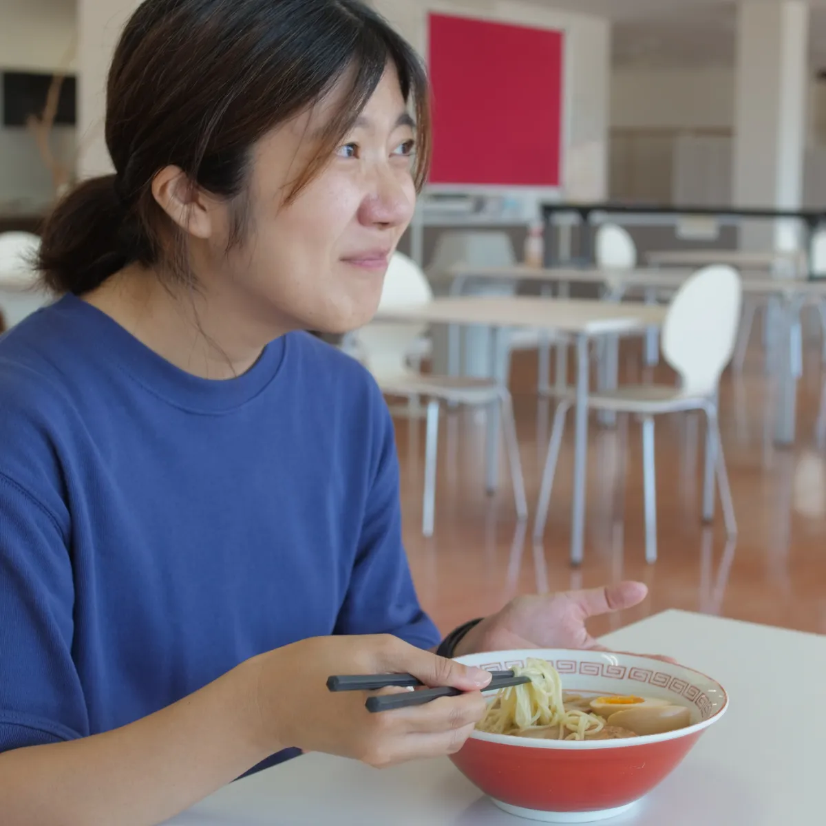 マルタイ棒ラーメンを食べて満足気なライター山本千尋